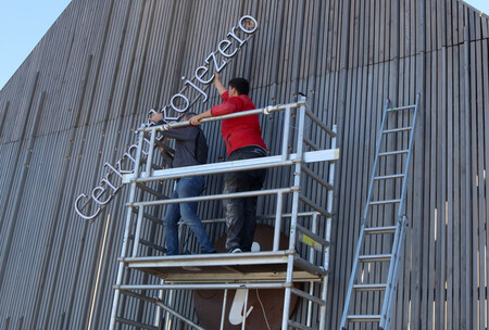 Nov napis na Centru za obiskovalce Cerkniško jezero 01 Foto Ljubo Vukelič